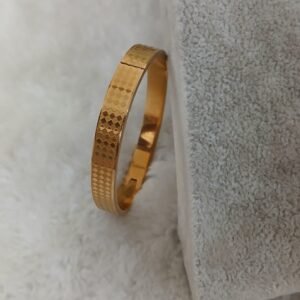 Simple cut design bracelet