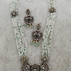 Antique Victoria set with long beads chain
