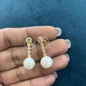 Stick pattern pearl earrings with white stones